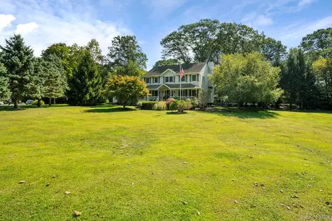 6 Ridge Cir, Mahopac, NY 10541