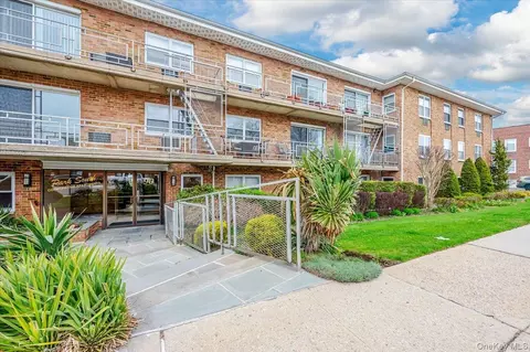 90 S Park Ave #C4, Rockville Centre, NY 11570
