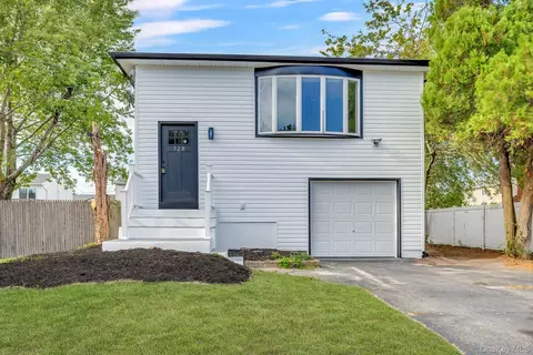 128 Spring St, Massapequa, NY 11758