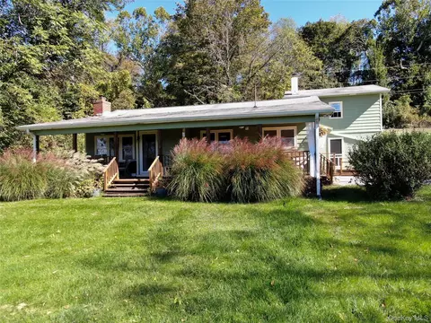 26 Mills Cross Rd, Staatsburg, NY 12580
