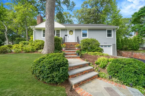 1 Ann Pl, North Hempstead, NY 11050