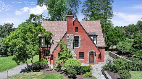 11 Seaman Rd, Poughkeepsie, NY 12601