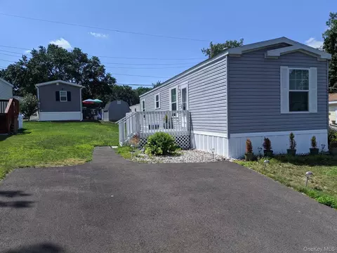 412 Sandgate Dr, New Windsor, NY 12553