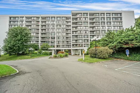 100 High Point Dr #410, Greenburgh, NY 10530