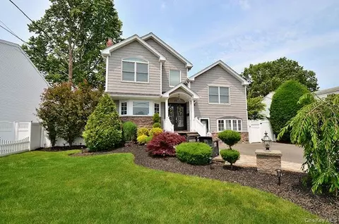 70 Westgate Rd, Massapequa Park, NY 11762