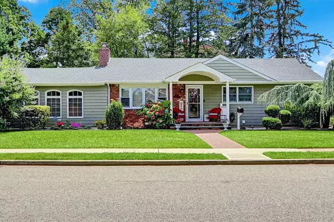31 Morton Ave, Massapequa, NY 11758