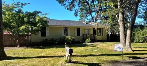 8 Silver Rd, Mastic Beach, NY 11951