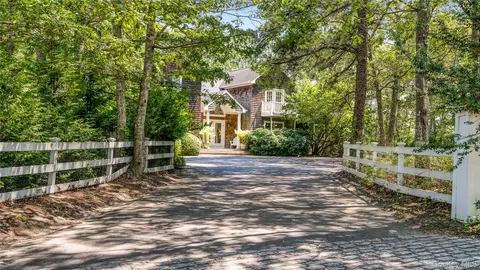 9 Rosebud Ln, East Quogue, NY 11942