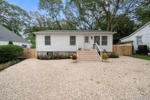 72 Oak Ave, Riverhead, NY 11901
