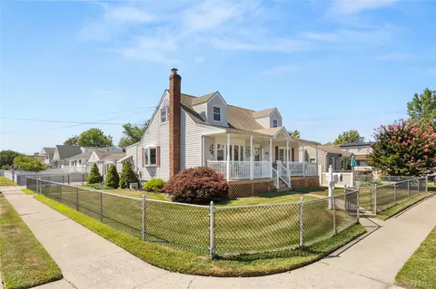 66 Inlet Dr, Lindenhurst, NY 11757