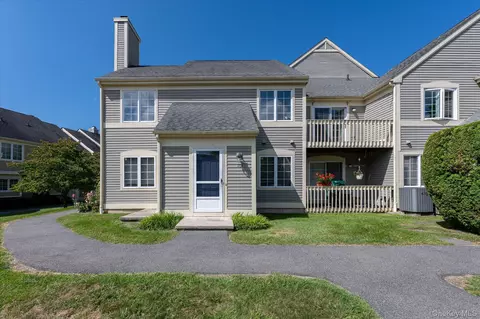 1104 Nutmeg Dr, Carmel Hamlet, NY 10512