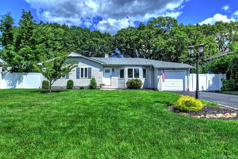 135 Cirrus Rd, Holbrook, NY 11741