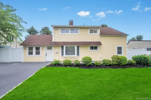 33 Beacon Ln, Hicksville, NY 11801