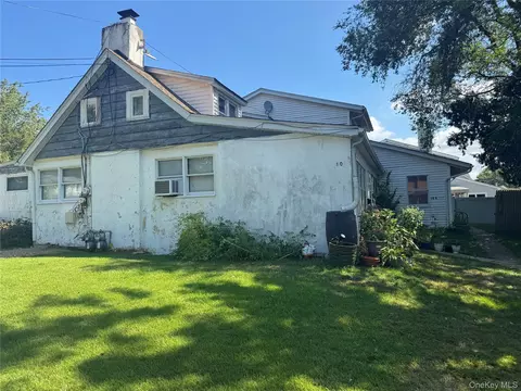 10 Oldwood Rd, North Hempstead, NY 11050