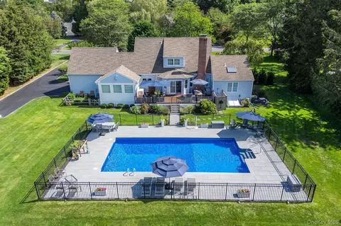 1390 Country Club Dr, Cutchogue, NY 11935