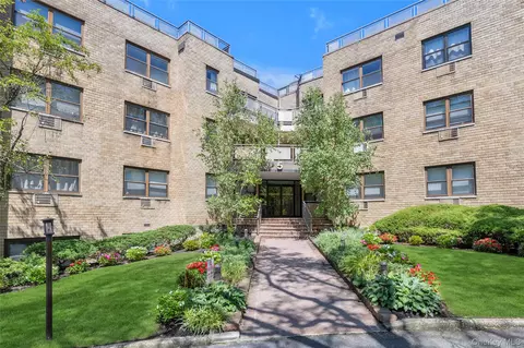5 Schenck Ave #3K, North Hempstead, NY 11021
