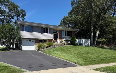 75 Parnell Dr, Smithtown, NY 11787