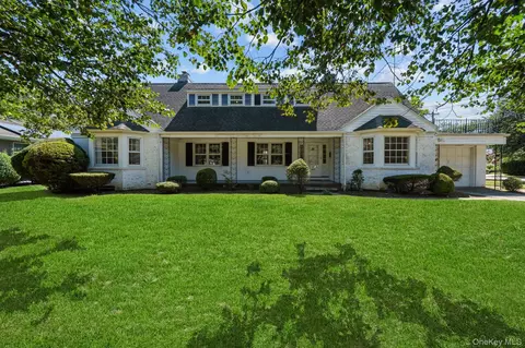298 Nassau Pkwy, Oceanside, NY 11572