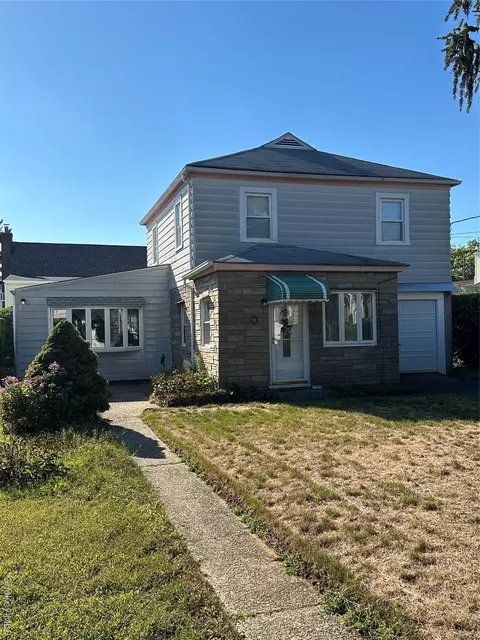 298 Doris Ave, Franklin Square, NY 11010