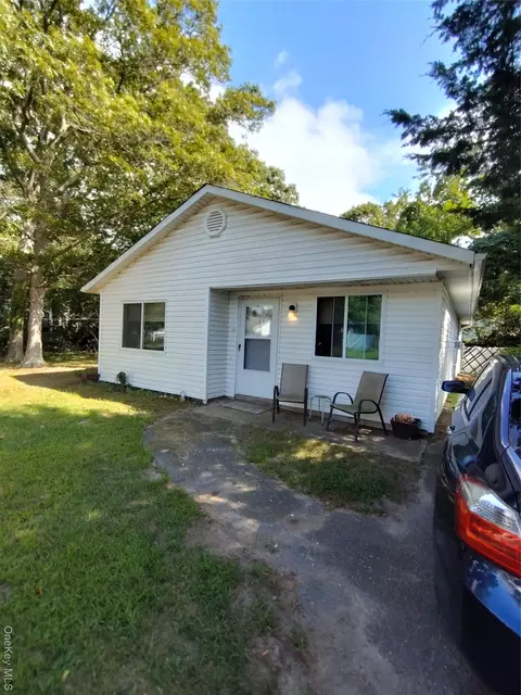 14 Wellwood Dr, Shirley, NY 11967