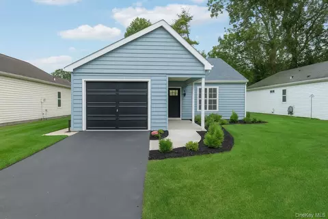 147 Edinburgh Dr, Ridge, NY 11961