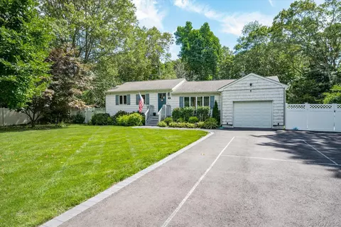 68 Crestwood Dr, Shirley, NY 11967