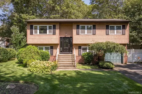 588 Boxwood Dr, Shirley, NY 11967