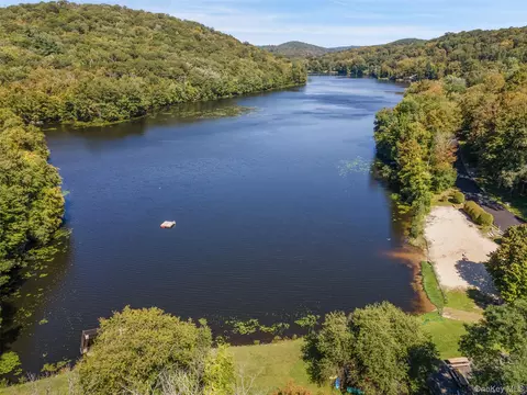 11 Glass Ln, Kent, NY 10512