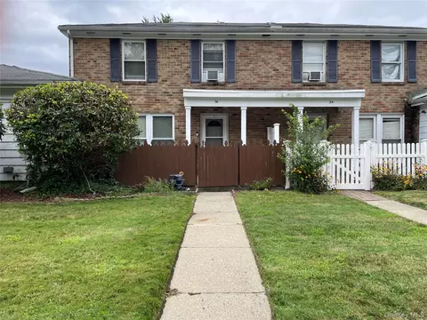 1 Pioneer Ct #1A, Ridge, NY 11961