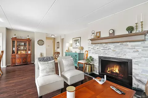 300 High Point Dr #PH4, Greenburgh, NY 10530