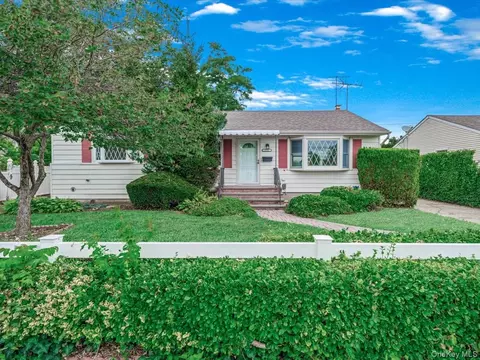 233 Lee Ave, Hicksville, NY 11801