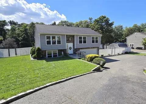 8 Heather Ct, Middle Island, NY 11953