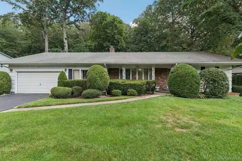 75 Mimosa Dr, North Hempstead, NY 11576