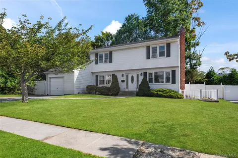7 Ramsey Rd, Plainview, NY 11803