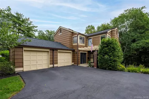 107 Treetop Cir, Clarkstown, NY 10954