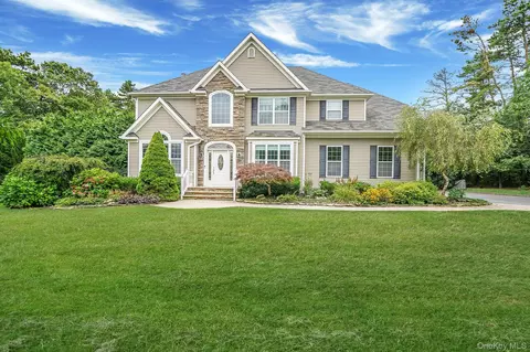 6 Nick Ct, Yaphank, NY 11980