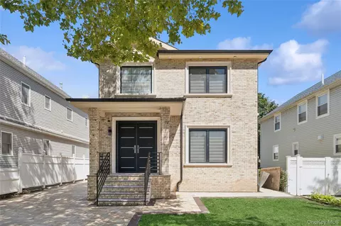 81-25 265th St, Glen Oaks, NY 11004