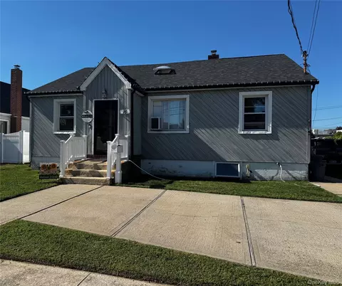 16 Beach Ave, Copiague, NY 11726