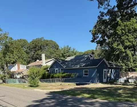 39 Teed St, Huntington Station, NY 11746