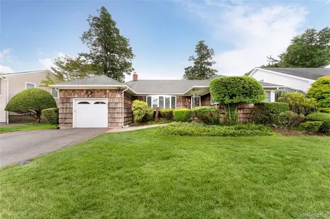 9 Eaton Rd, Syosset, NY 11791
