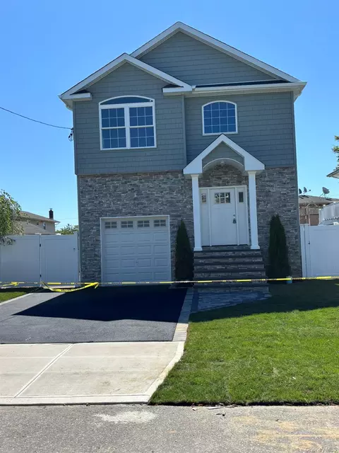 3 Garfield Pl, Lindenhurst, NY 11757