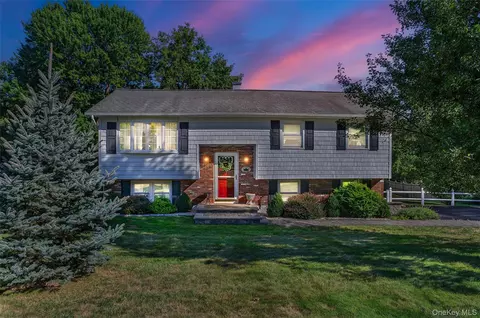 22 Bridle Ln, Chester, NY 10918