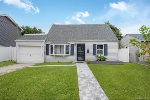 205 S 12th St, Lindenhurst, NY 11757