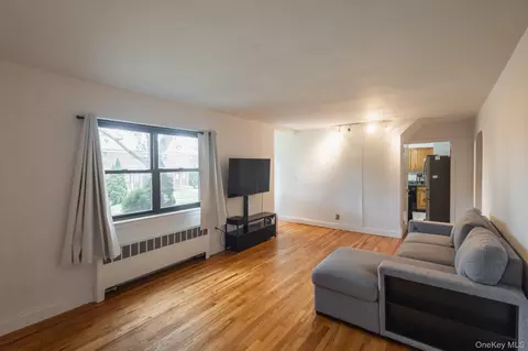 74-81 220th St #094B1, Oakland Gardens, NY 11364