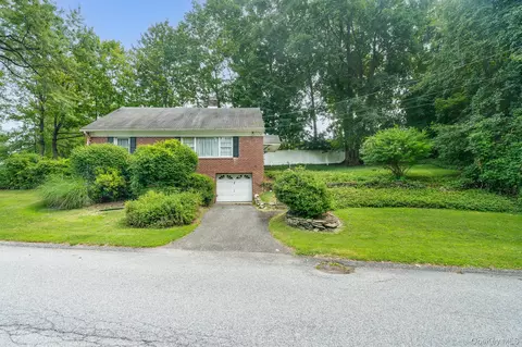 14 Schoolhouse Ln, Poughkeepsie, NY 12603