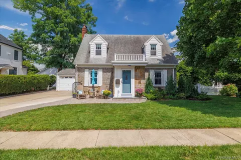 33 Purdy Ct S, Rockville Centre, NY 11570