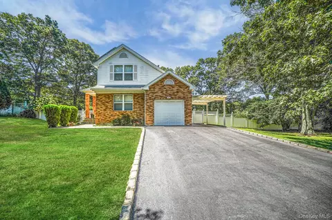 75 Samantha Dr, Coram, NY 11727