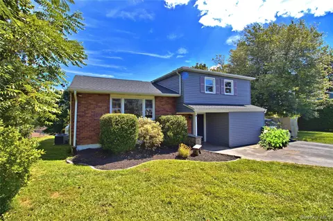 4 Salk Dr, Lloyd, NY 12528
