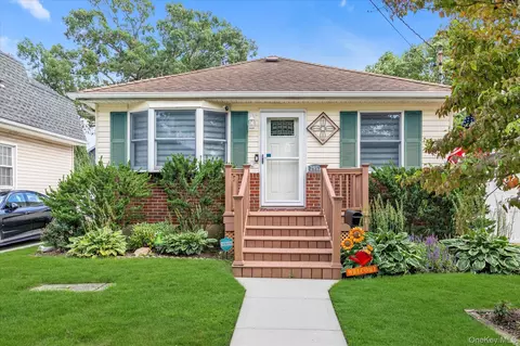 2953 Stevens St, Oceanside, NY 11572