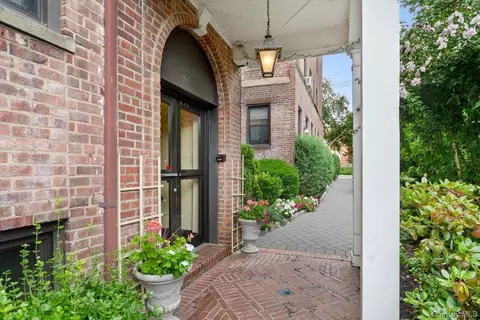 167 Centre Ave #3E, New Rochelle, NY 10805